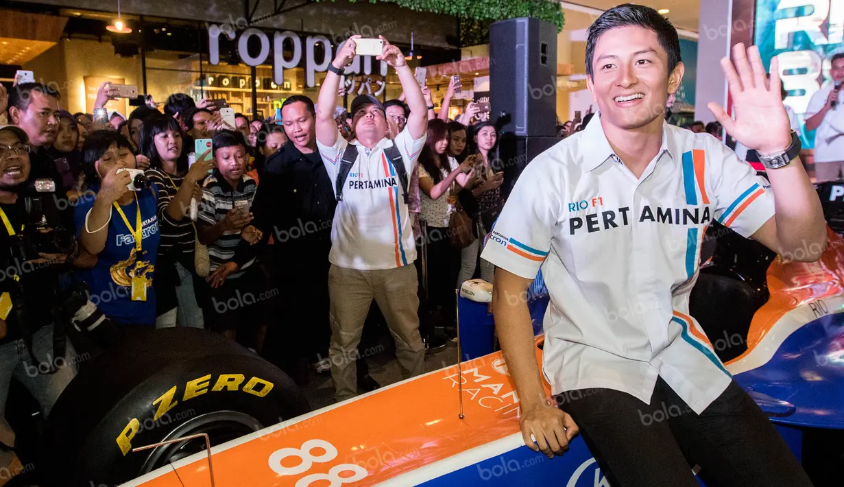 Pebalap asal Manor Racing, Rio Haryanto, melambaikan tangan menyapa para pengunjung Mall Kota Kasablanka yang menghampirinya. (Bola.com/Vitalis Yogi Trisna)