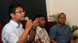 Direktur Partisipasi Indonesia, Ari Aryanto (kiri) berbicara pada diskusi Nasib Nawacita? di Jakarta, Minggu (13/3/2016). Sejumlah pakar dan pengamat mulai mengkritisi program Nawacita pemerintahan Presiden Joko Widodo. (Liputan6.com/Helmi Fithriansyah)