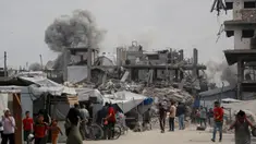 Warga Palestina berlarian menyelamatkan diri saat serangan Israel menghantam rumah keluarga Hmeid di Jabalia, Jalur Gaza Utara, 15 Mei 2025. (Bashar TALEB/AFP)