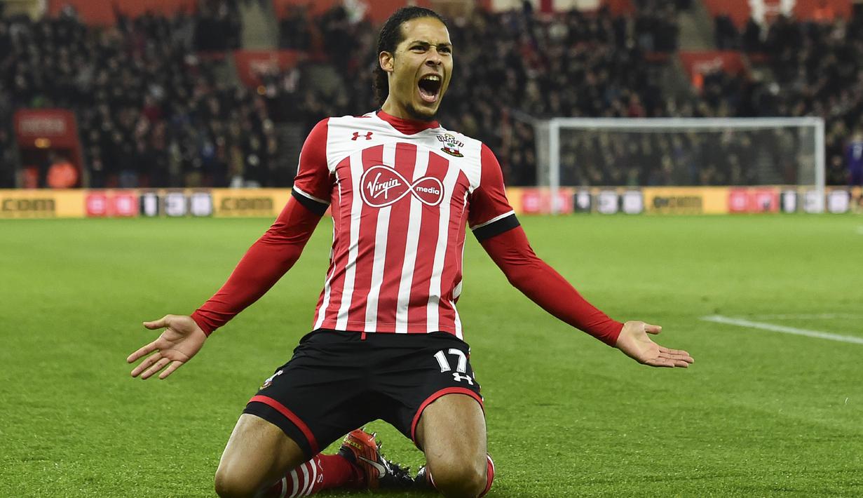 Liverpool, melalui situs resminya, Kamis (28/12/2017), telah mengumumkan rekrutan anyar nya yaitu bek Southampton, Virgil van Dijk. (AFP/Glyn Kirk)