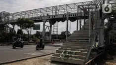 Suasana pembangunan JPO RPTRA Kalijodo di Jalan Pangeran Tubagus Angke, Kawasan RPTRA Kalijodo, Tambora, Jakarta Barat, Selasa (30/11/2021). JPO tersebut akan menjadi penghubung RPTRA Kalijodo dengan Masjid Al-Mubarokah, Kalijodo yang lokasinya berseberangan. (Liputan6.com/Johan Tallo)