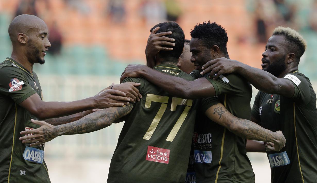 Striker PS Tira Persikabo, Loris Arnaud, merayakan gol yang dicetaknya ke gawang Persija Jakarta pada laga Shopee Liga 1 di Stadion Pakansari, Bogor, Selasa (16/7). Tira menang 5-3 atas Persija. (Bola.com/Yoppy Renato)