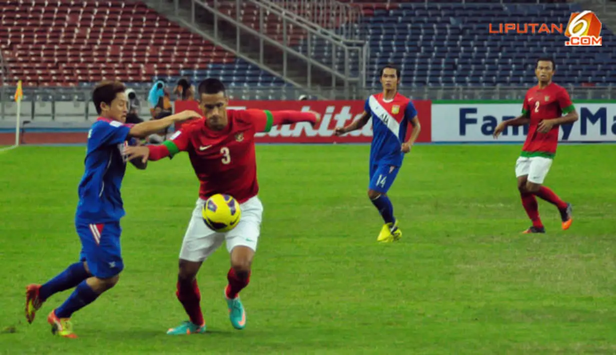 Duel Pemain Timnas Indonesia, Raphael Maitimo dengan pemain Laos dalam laga Piala AFF Suzuki 2012, di Stadion Bukit Jalil, Kuala Lumpur, Malaysia. Kamis, 25/11/2012. Pertandingan Berakhir seri 2-2.