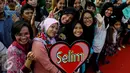 Para penggemar Selim dalam serial Elif membawa gambar hati bertuliskan Selim saat menghadiri Meet and Greet bersama para pemain Elif saat HUT ke-25 SCTV, Jakarta, Senin (24/8/2015). (Liputan6.com/Faisal R Syam) 