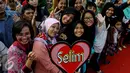 Para penggemar Selim dalam serial Elif membawa gambar hati bertuliskan Selim saat menghadiri Meet and Greet bersama para pemain Elif saat HUT ke-25 SCTV, Jakarta, Senin (24/8/2015). (Liputan6.com/Faisal R Syam) 