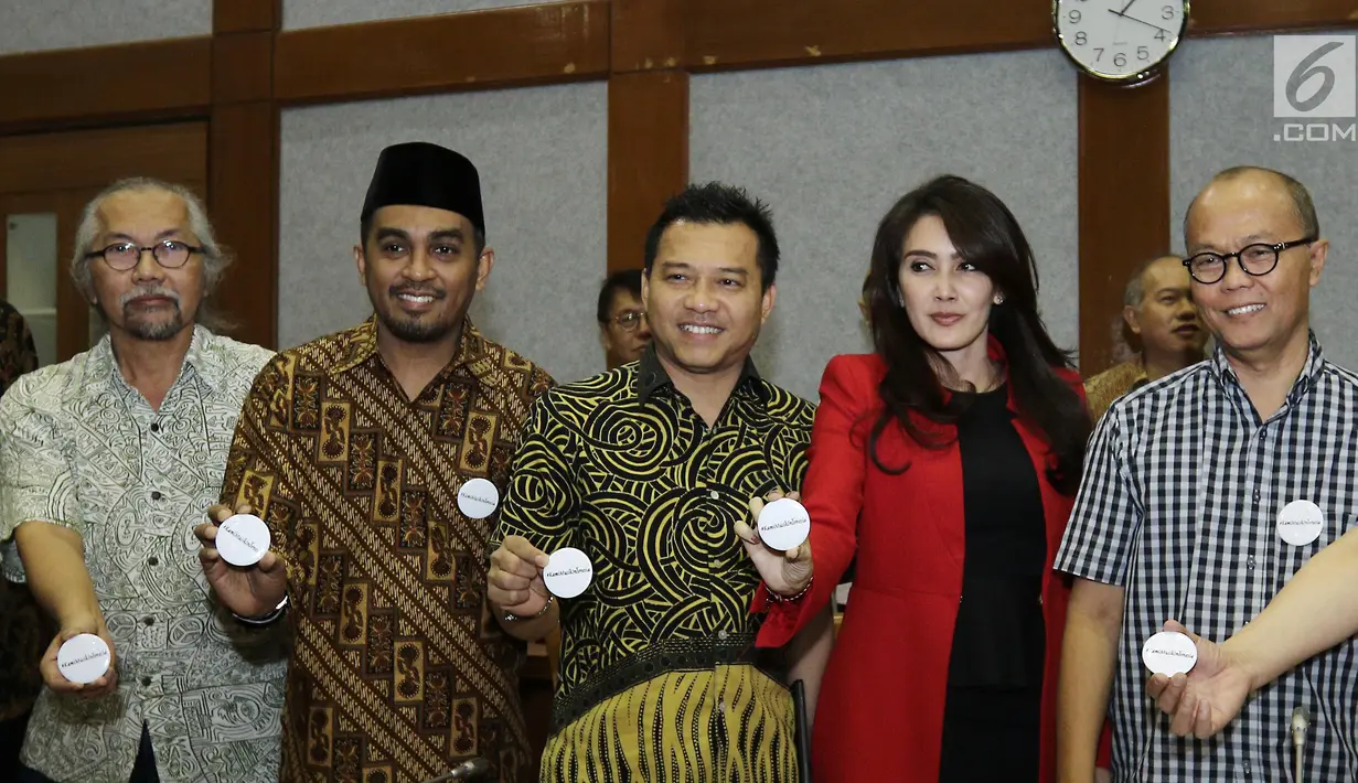 Anggota Badan Legislasi DPR Rieke Diah Pitaloka didampingi Anggota Baleg Anang Hermansyah, Musisi yang tergabung dalam Kami Musik Indonesia Glenn Fredly foto bersama sebelum melakukan pertemuan, Jakarta, Rabu (7/6). (Liputan6.com/Herman Zakharia)