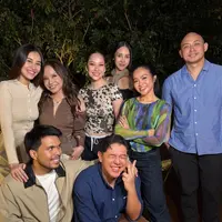 Rossa terlihat hadir merayakan ulang tahun Yura Yunita mengenakan atasan lengan panjang coklat kerah v neck. Ada juga Aaliyah Massaid mengenakan atasan cardigan coklat muda. [@aaliyah.massaid]