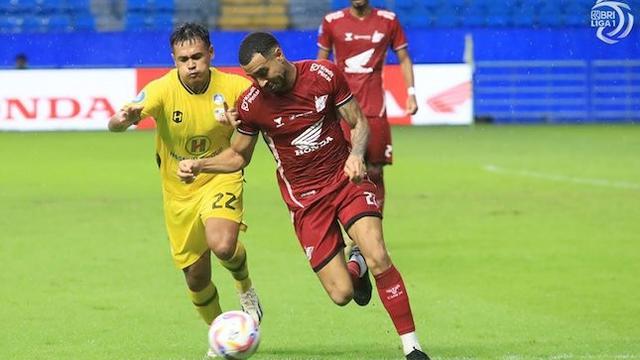 Duel antara Novan Sasongko dan Victor Luiz pada laga BRI Liga 1 2024/2025 (c) PT LIB