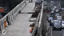 Sejumlah kendaraan melintas di dekat pembangunan proyek Jalan layang Ciledug-Tendean, Jakarta, (26/8). pembangunan Jalan layang (Flyover) Koridor 13 rute Ciledug-Tendean-Blok M sudah mencapai 80%. (Liputan6.com/Johan Tallo)
