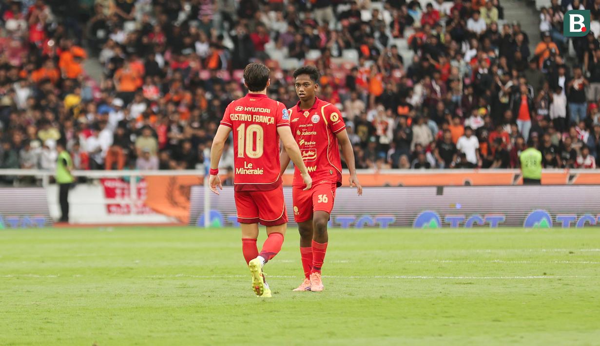 Aditya Warman sedang berdiskusi di lapangan dengan rekan satu timnya dalam pertandingan melawan Persijap Jepara pada pekan ke-16 BRI Super League 2025/2026 di Stadion Utama Gelora Bung Karno (SUGBK), Jakarta Pusat, Sabtu (3/1/2026) sore WIB. (Bola.com/Abdul Aziz)