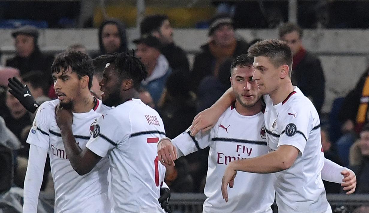 Perayaan gol Krzysztof Piatek di menit ke-26 pada laga lanjutan Serie A yang berlangsung di stadion Olimpico, Roma, Senin (4/2). AC Milan imbang 1-1 kontra AS Roma. (AFP/Tiziana Fabi)