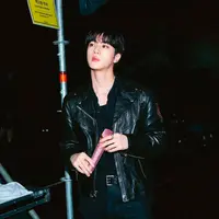 Lihat di sini gaya Jin BTS tampil ala rocker dalam balutan CELINE di konser Coldplay. [Dok/CELINE].