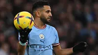 Gelandang Manchester City, Riyad Mahrez bersiap melakukan lemparan ke dalam saat menghadapi Aston Villa pada laga Liga Inggris 2022/2023 di Etihad Stadium, Manchester (12/2/2023). Riyad Mahrez yang berkebangsaan Aljazair didatangkan Manchester City dari sesama klub Liga Inggris, Leicester City pada awal musim 2018/2019 dengan nilai transfer senilai 67,8 juta euro atau kini setara Rp1,1 triliun. (AFP/Paul Ellis)