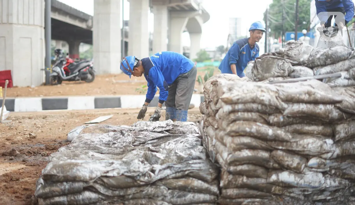 Petugas mengumpulkan sampah dan lumpur dari saluran gorong-gorong air di Jalan DI Panjaitan, Kebon Nanas, Jakarta, Jumat (6/12/2019). Hal tersebut dilakukan guna mengantisipasi tersumbatnya saluran air selama memasuki periode musim hujan. (Liputan6.com/Immanuel Antonius)