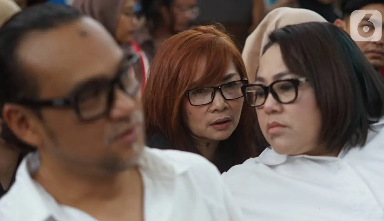 Seorang wanita berbincang dengan komedian Tri Retno Prayudati atau Nunung (kanan) saat sidang penyalahgunaan narkotika di PN Jakarta Selatan, Rabu (6/11/2019). Sidang pembacaan tuntutan terhadap Nunung dan suaminya July Jan Sambiran ditunda hingga 13 November 2019. (Liputan6.com/Immanuel Antonius)