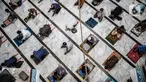 Umat Islam menunaikan salat Jumat berjemaah dengan menerapkan jaga jarak di Masjid Cut Meutia, Jakarta Pusat, Jumat (5/6/2020). Masjid Cut Meutia kembali menyelenggarakan ibadah salat Jumat dalam masa PSBB transisi dengan menerapkan protokol kesehatan secara ketat. (Liputan6.com/Faizal Fanani)