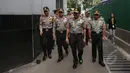 Kapolri Jenderal Pol Badrodin Haiti meninjau lokasi diselenggarakannya Konferensi Asia Afrika di JCC Senayan, Senin (20/4/2015). Peninjauan merupakan agenda pertama Badrodin pasca dilantik sebagai Kapolri. (Liputan6.com/Herman Zakharia) 