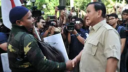 Rahman bersalaman dengan Prabowo Subianto di Kantor BPN Prabowo-Sandi, Kertanegara, Jakarta (20/12). Rahman menemui Calon Presiden nomor urut 02 Prabowo Subianto untuk memberikan dukungan pada Pilpres 2019. (Merdeka.com/Iqbal S. Nugroho)