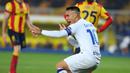 Pemain Inter Milan, Lautaro Martinez, melakukan selebrasi setelah mencetak gol ke gawang Lecce pada laga pekan ke-26 Serie A 2023/2024 di Ettore Giardiniero, Senin (26/02/2024). Jumlah gol Lautaro untuk Inter di Liga Italia tembus 100 gol. (AFP/Carlo Hermann)
