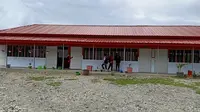 Lebih dari setahun bencana gempa dan likuefaksi Palu berlalu, para siswa MTs Negeri 3 Palu masih menempati bangunan sekolah sementara di lahan pinjaman. (Liputan6.com/Dinny Mutiah)