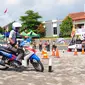 Siswa berlatih berkendara saat Millenial Road Safety Festival (MRSF) 2019 di Halaman SMK 1 Bawen, Semarang, Jumat (1/2). Polres Semarang mengkampanyekan keselamatan berlalu lintas pada kaum millennial yang berusia 17-35 tahun. (Liputan6.com/Gholib)