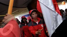 Pebulutangkis Greysia Polii bersiap mencium Sang Merah Putih saat upacara pengukuhan dan pelepasan atlit Sea Games 2013 Myanmar di Jakarta pada 2 Desember 2013 (Liputan6.com/Helmi Fithriansyah)