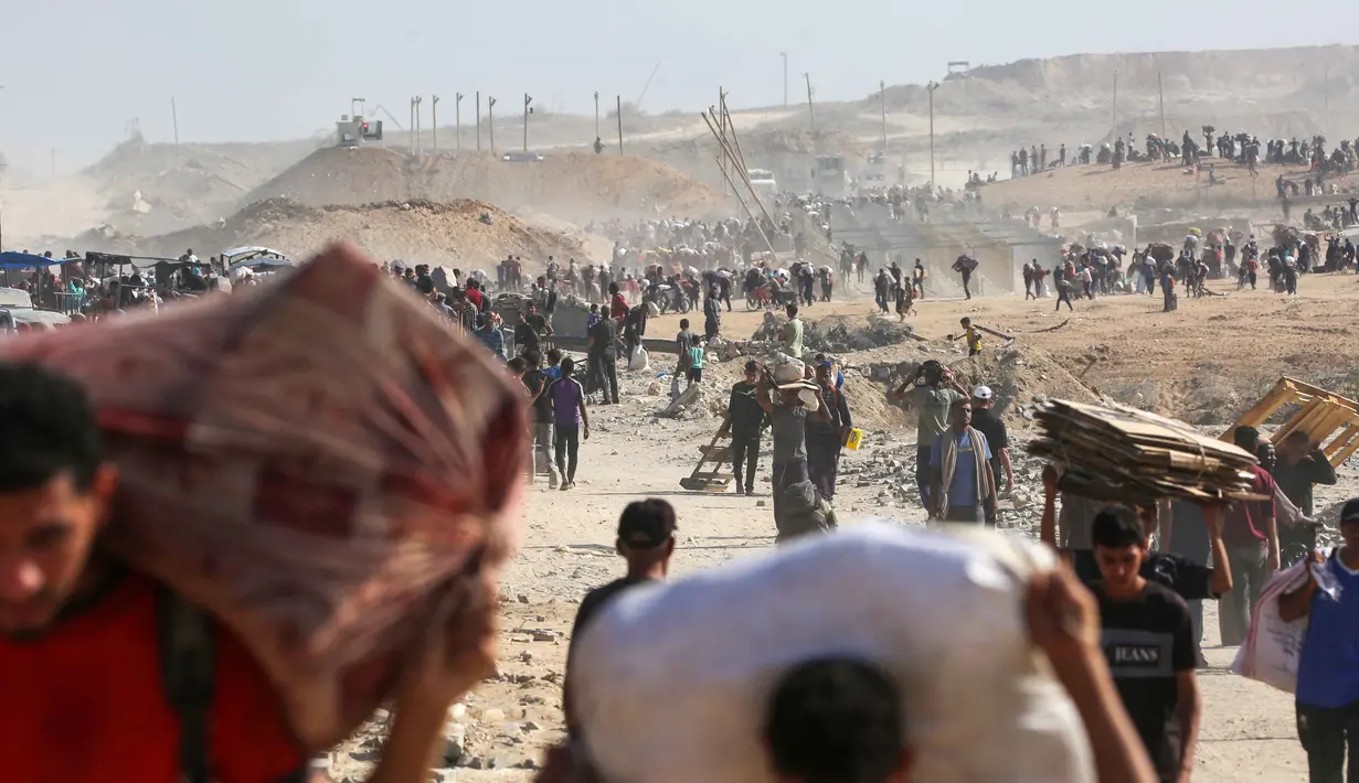 Pergerakan pengungsian warga Gaza kian meningkat seiring gencarnya serangan udara dan darat Israel di pusat kota tersebut. (Eyad BABA/AFP)