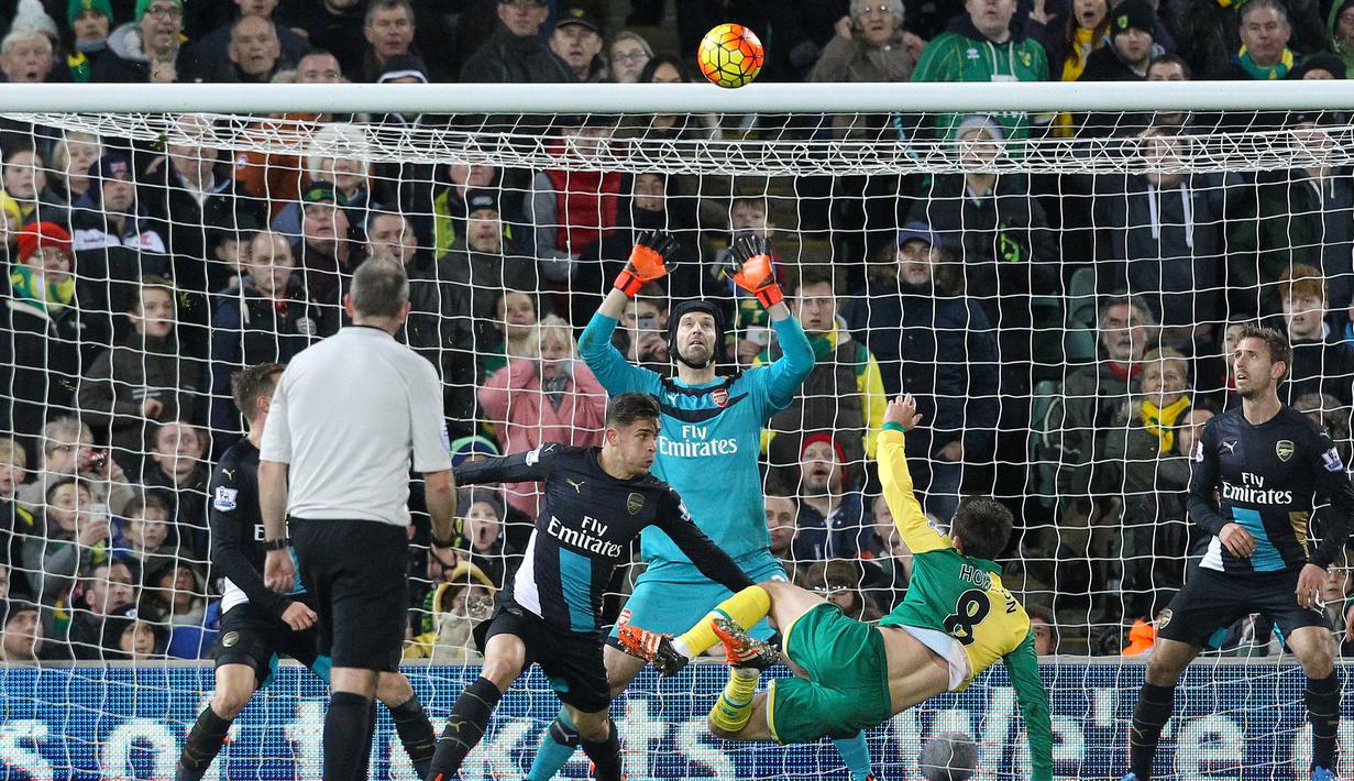 Pemain Norwich City, Jonathan Howson, menendang bola ke gawang Arsenal dalam lanjutan Liga Inggris di Stadion Carrow Road, Minggu (29/11/2015) malam WIB. (AFP/Lindsey Parnaby)