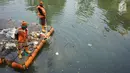 Petugas membersihkan sampah plastik yang mengapung di aliran anak Sungai Ciliwung, Pasar Baru, Jakarta, Selasa (6/8/2019). Perilaku buruk sebagian masyarakat yang membuang sampah sembarangan menyebabkan petugas harus membersihkan sungai setiap hari. (Liputan6.com/Immanuel Antonius)