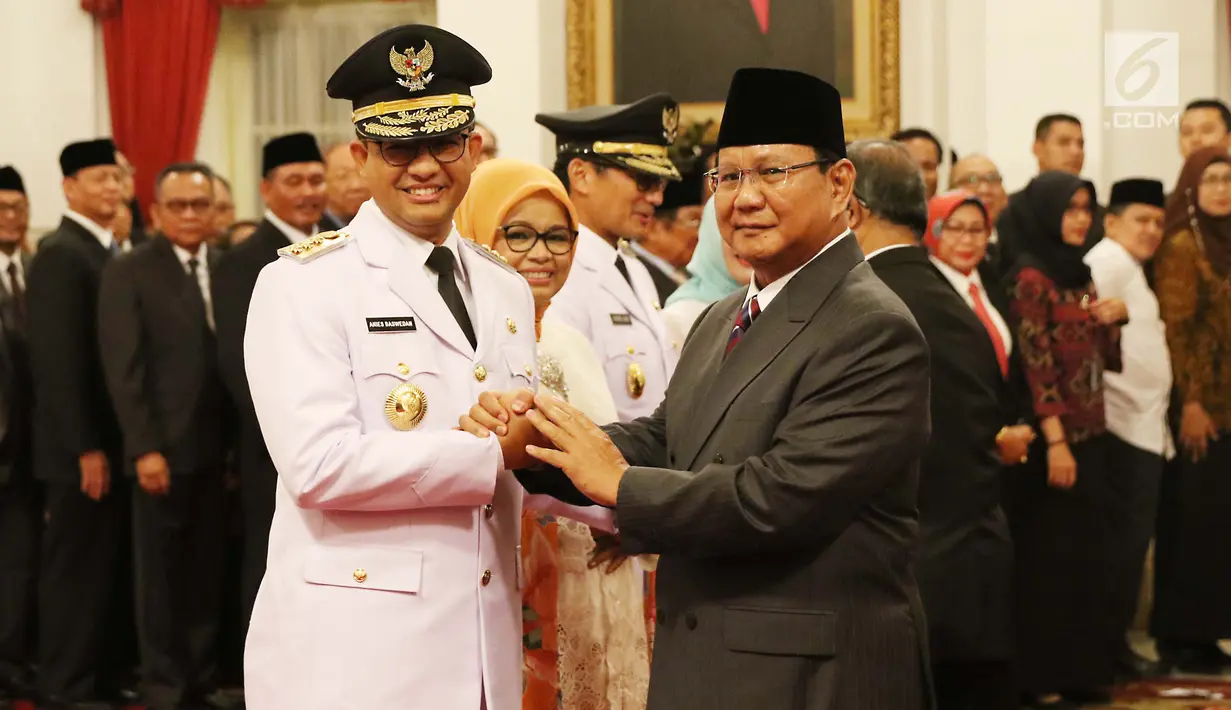 Ketua Umum Gerindra Prabowo Subianto memberikan ucapan selamat kepada Anies Baswedan usai pelantikan Gubernur dan Wakil Gubernur DKI untuk periode 2017-2022 di Istana Negara, Jakarta, Senin (16/10). (Liputan6.com/Angga Yuniar)