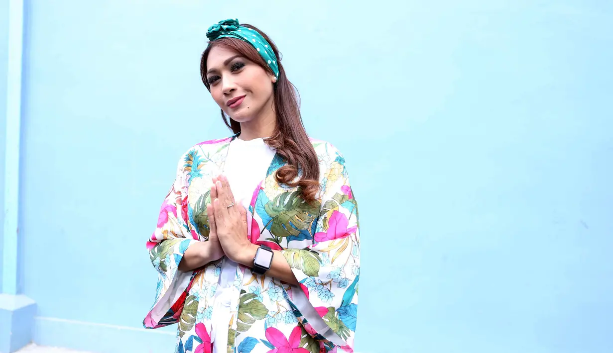 Meski mengetahui kabar rencana pernikahan sahabatnya tersebut, Tata enggan membeberkan lebih jauh. Ia malah menyarankan awak media menanyakan langsung pada ibu tiga orang anak tersebut. (Nurwahyunan/Bintang.com)