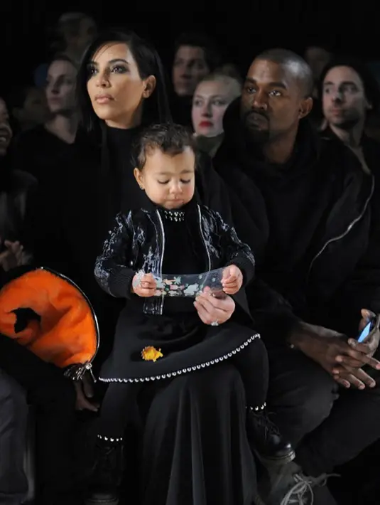 “Mereka (Kim Kardashian dan Kanye West) ingin kalian berpikir bahwa Kanye hanya butuh istirahat sejenak dari ketenaran dan Hollywood, tetapi dia juga ingin istirahat dari Kim dan kehidupan bersamanya,” tutur sumber. (AFP/Bintang.com)