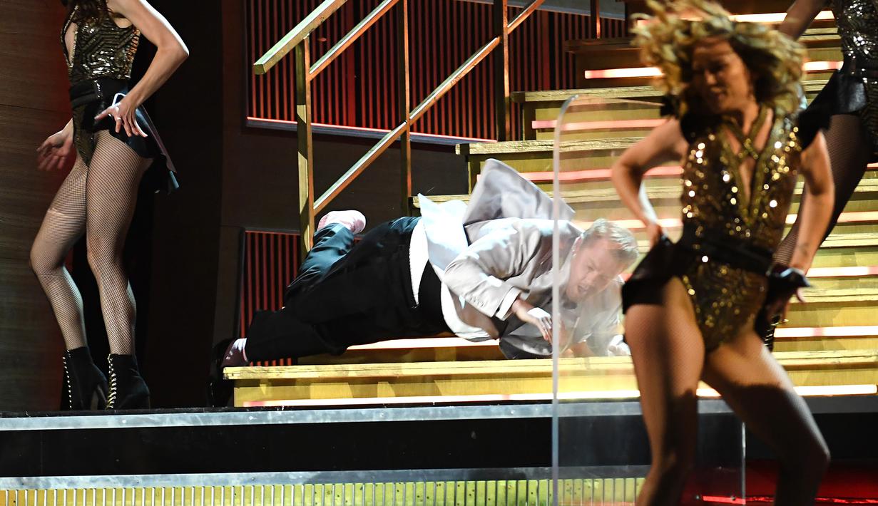 Komedian James Corden jatuh tersungkur dari tangga panggung Grammy Awards 2017 di Los Angeles, Minggu (12/2). James Corden masuk ke atas panggung dengan tergopoh-gopoh, bahkan terjatuh dan sebelah sepatunya terlepas. (Kevork Djansezian/Getty Images/AFP)
