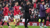 Pelatih Manchester United, Michael Carrick, berjalan keluar lapangan setelah pertandingan Liga Inggris antara Manchester United dan Tottenham di Manchester, Inggris, Sabtu, 7 Februari 2026. (AP Photo/Jon Super)