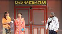Akar budaya Betawi kental terasa saat pementasan teater Janji Soekma yang digelar pada Jumat (6/10/2023). Bertempat di Gedung Kesenian Jakata, pementasan dimulai dengan tampilnya Maudy Koesnaedi di atas panggung pukul 19.00 WIB. [Foto: Bambang E Ros/Fimela.com]