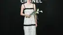 Sedangkan di acara Marie Claire Asia Star Awards, di mana ia mendapatkan penghargaan, Laura Basuki kembali memilih sebuah gaun Chanel yang tak kalah cantik. Gaun simpel bertali kecil ini memiliki aksen tingkat dan membalut tubuh Laura Basuki dengan amat baik. [Foto: Instagram/laurabas]