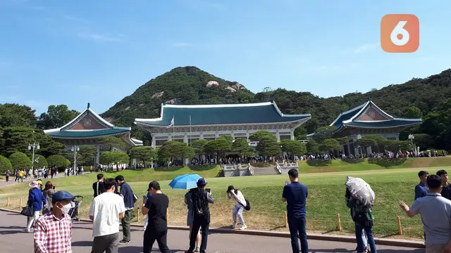 Antrean pengunjung di Blue House atau Gedung Biru (Cheong Wa Dae) yang lebih dikenal sebagai Istana Kepresidenan Korea Selatan setelah resmi dibuka untuk publik mulai 10 Mei 2022. (Liputan6.com/Tanti Yulianingsih)