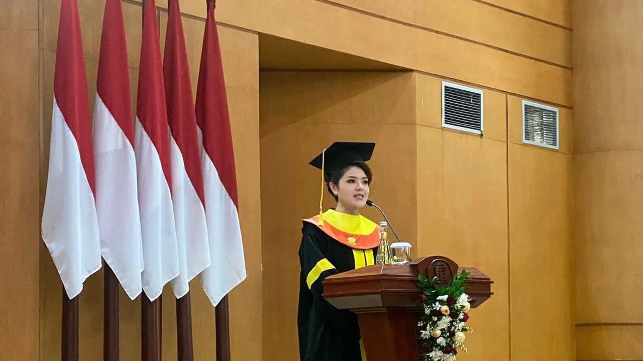 Tina Toon wisuda dari UT
