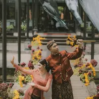 Momentum lamaran yang meriah bernuansa Jawa modern sangat terasa. Vidi Aldiano mengenakan beskap sedangkan Sheila berkebaya cantik disertai sanggul yang membuatnya semakin anggun. (Foto: Instagram/ Vidi Aldiano/ @candisoeleman).