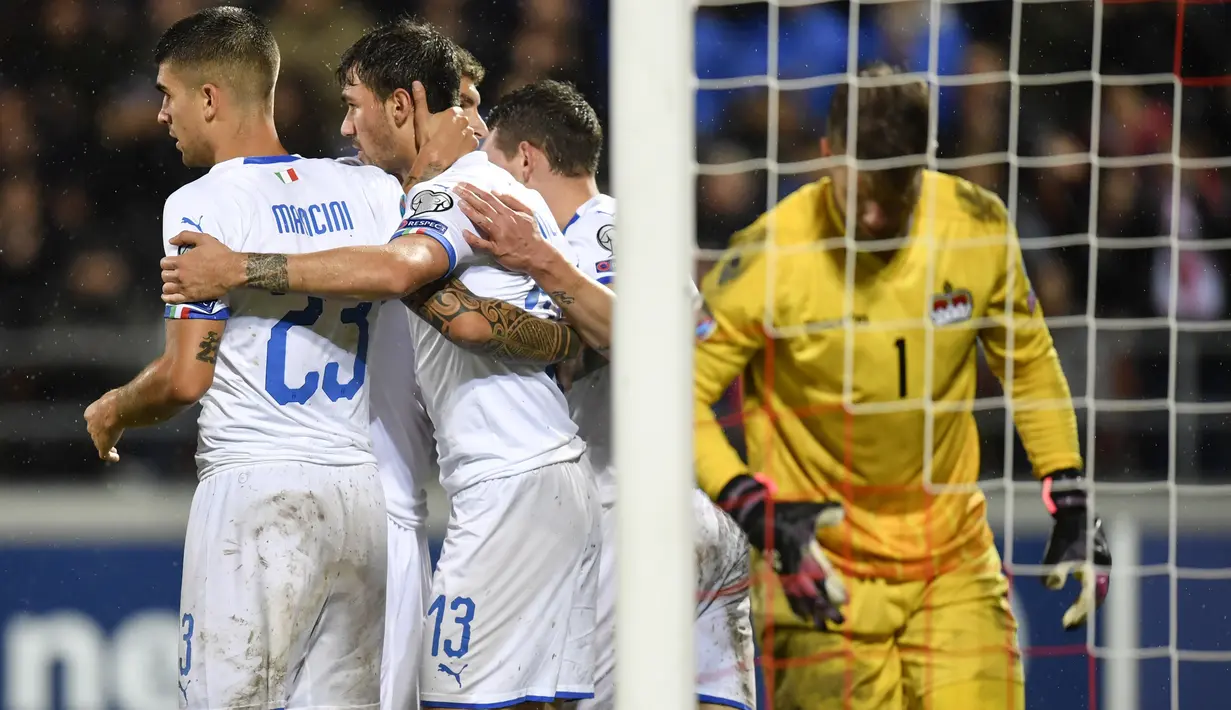 Bek Italia, Alessio Romagnoli berselebrasi bersama rekan-rekannya usai mencetak gol ke gawang Liechtenstein pada Grup J Kualifikasi Piala Eropa 2020 di Vaduz, Liechtenstein (15/10/2019). Italia menang telak 5-0 atas Liechtenstein. (Gian Ehrenzeller/Keystone via