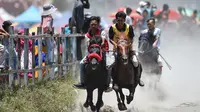 Sejumlah joki muda bersaing pada tradisi lomba pacuan kuda tradisional Gayo di Takengon, provinsi Aceh tengah, Sabtu (31/8/2019). Pacuan Kuda tradisional yang merupakan tradisi masyarakat Tanah Gayo tersebut diselenggarakan dua kali dalam setahun. (CHAIDEER MAHYUDDIN/AFP)