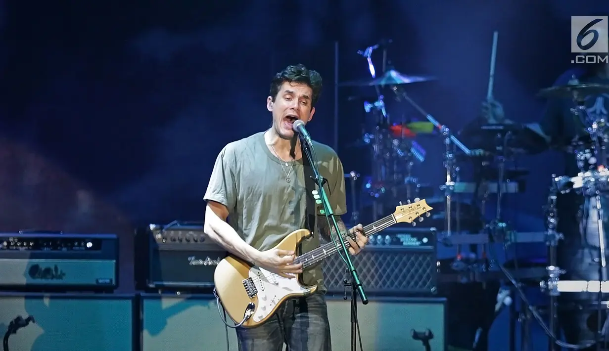 Penyanyi asal Amerika Serikat, John Mayer menghibur penggemarnya saat konser bertajuk John Mayer Asia Tour 2019 di ICE BSD City, Tangerang, Jumat (5/4/2019) malam. John Mayer membuka penampilannya lewat lagu "Belief" dalam konser perdananya di Indonesia . (Fimela.com/Bambang E. Ros)