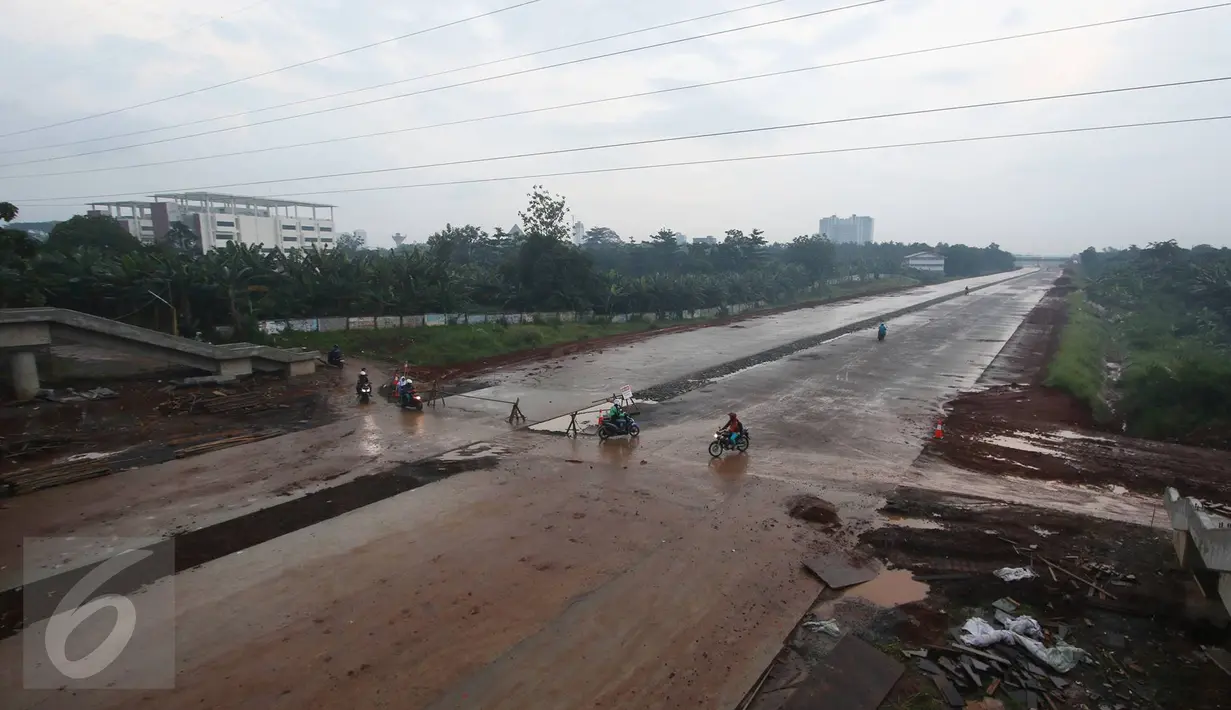 Pengendara motor melintas di proyek jalan tol Cinere - Jagorawi (Cijago) seksi II di Beji, Depok, 18 Januari 2017, Depok, Kamis (16/2). Pekerjaan konstruksi Tol Cijago Seksi II ditargetkan selesai pada pertengahan 2017.(Liputan6.com/Immanuel Antonius)