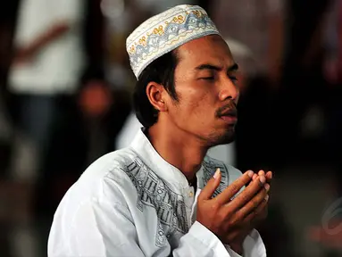 Sejumlah warga melakukan salat Gaib di Mesjid Agung Al'Akbar, Surabaya, Jumat (2/1/2015). (Liputan6.com/Johan Tallo)