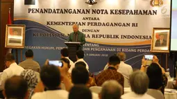 Mendag Enggartiasto Lukita memberi sambutan saat penandatanganan kerja sama di Jakarta, Senin (8/1). MoU antara Kemendag dan Polri tersebut merupakan kerja sama penegakan hukum, pengawasan, dan pengamanan bidang perdagangan. (Liputan6.com/Angga Yuniar)