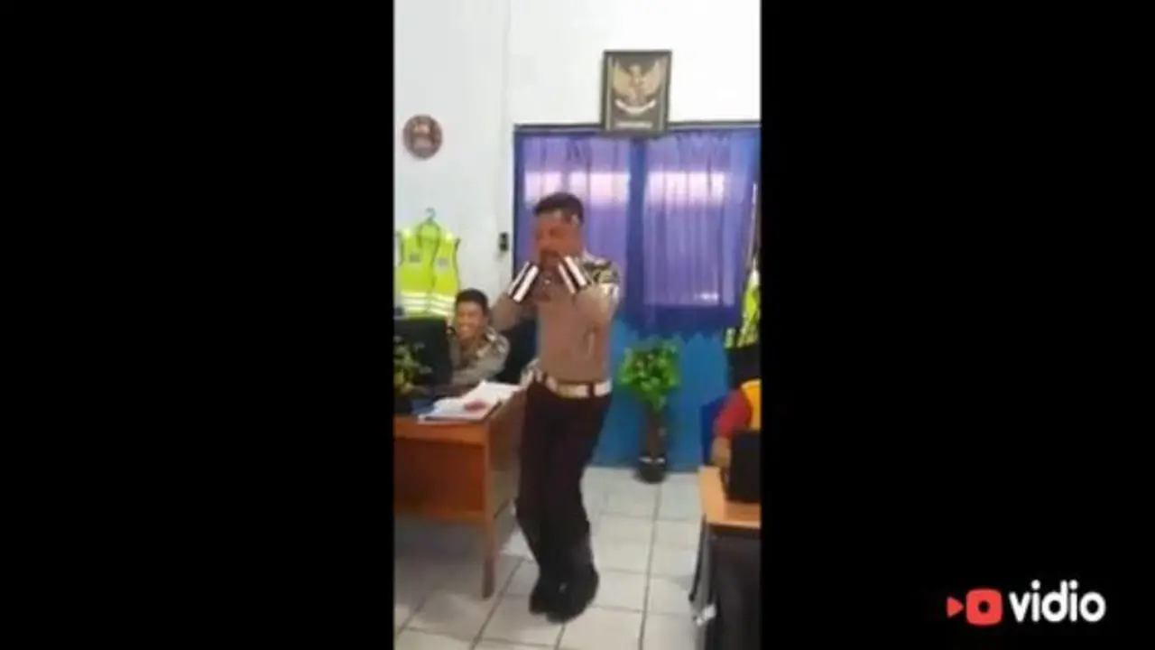 Kocak Kekinian, Polisi Joget Sambalado Ayu Ting Ting