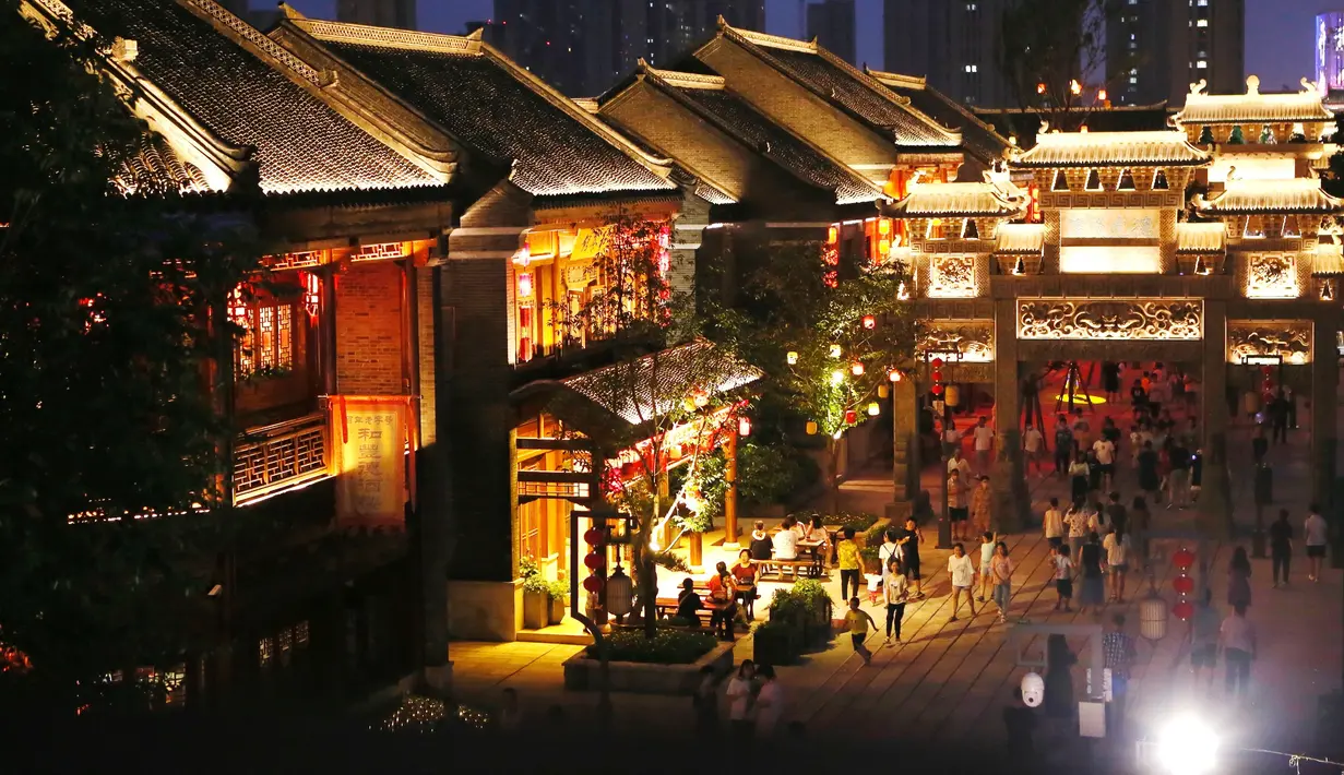 Orang-orang menikmati tur malam hari menyusuri kota kuno Jimo di Qingdao, Provinsi Shandong, China timur, pada 25 Juli 2020. (Xinhua/Liang Xiaopeng)