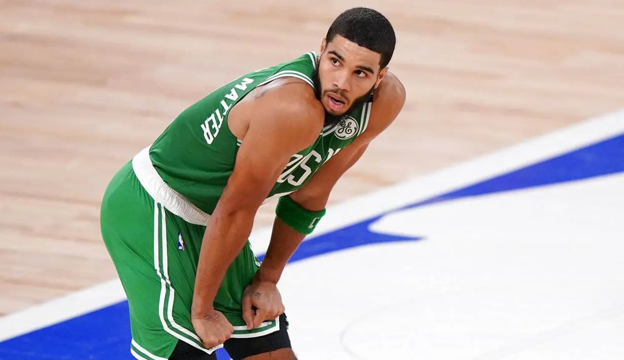 Pebasket Miami Heat, Tyler Herro, melakukan selebrasi usai menaklukkan Boston Celticspada gim keempat final NBA Wilayah Timur di AdventHealth Arena, Kamis (24/9/2020). Miami Heat menang dengan skor 109-112. (AP/Mark J. Terrill)