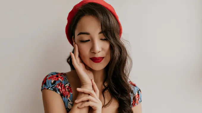 perempuan dan lebih sering tersenyum