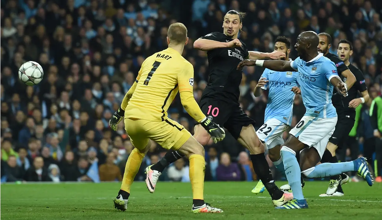 Striker PSG, Zlatan Ibahimovic, berusaha mencetak gol ke gawang Manchester City pada leg kedua perempat final Liga Champions di Stadion Etihad, Manchester, Rabu (13/4/2016) dini hari WIB. (AFP/Paul Ellis)